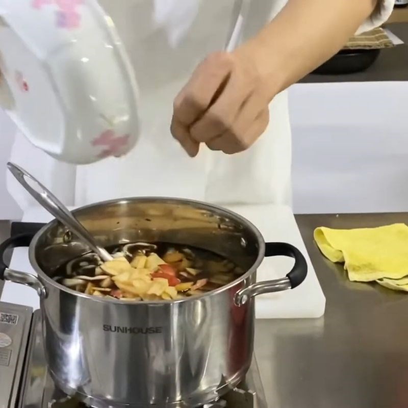 Bước 4 Thêm táo để cân bằng vị và tạo độ sánh Sốt Kabayaki