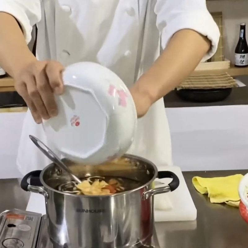 Bước 4 Thêm táo để cân bằng vị và tạo độ sánh Sốt Kabayaki
