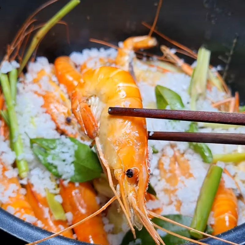 Bước 3 Tiến hành hấp Tôm càng xanh hấp muối