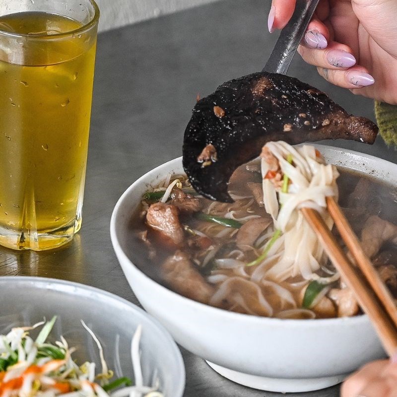 Bước 4 Trình bày và thưởng thức Phở gan cháy