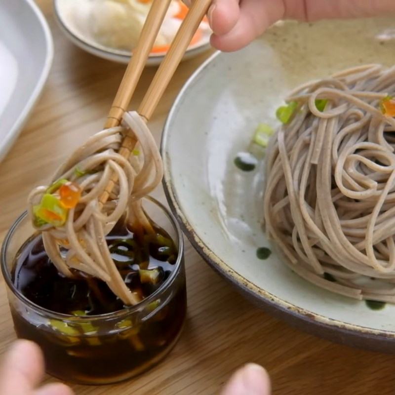 Bước 4 Trình bày và thưởng thức Mì soba lạnh