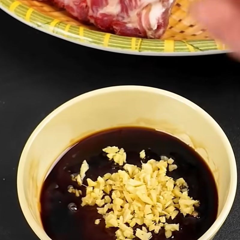 Bước 1 Trộn các nguyên liệu Cách làm sốt xá xíu