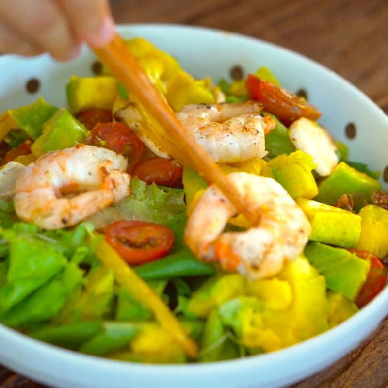 Bước 4 Trộn salad Salad tôm bơ