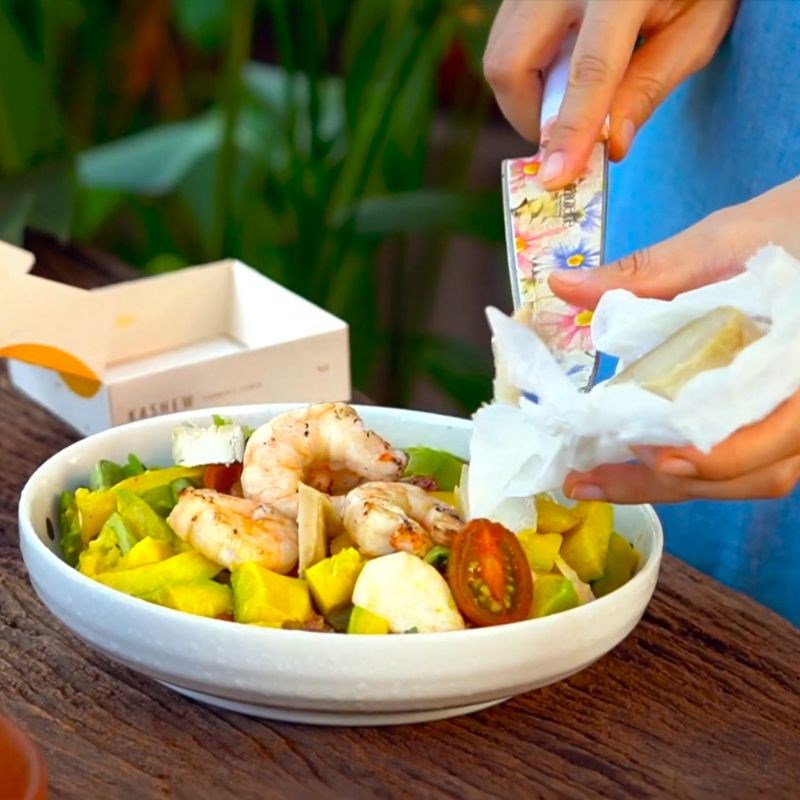 Bước 4 Trộn salad Salad tôm bơ