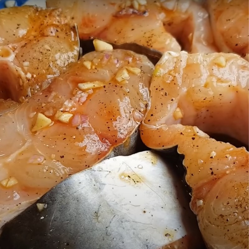 Bước 2 Ướp cá Cá kho tộ miền Tây