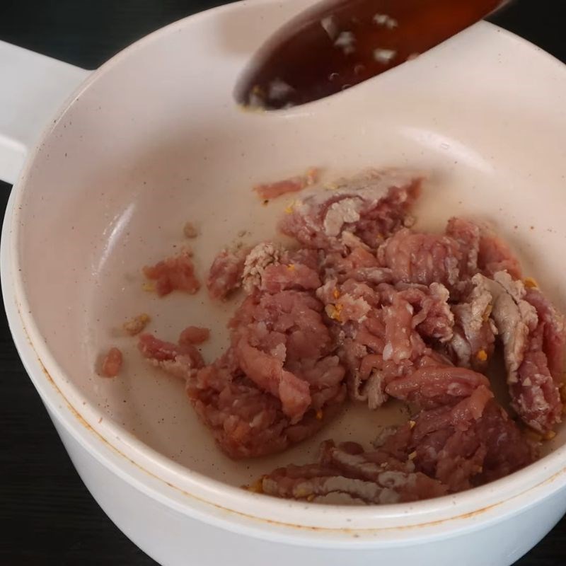 Bước 2 Xào thịt Canh chua thịt băm