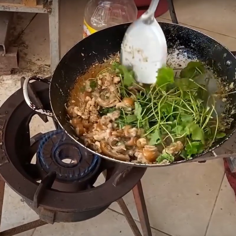 Bước 3 Xào thịt thỏ Thỏ xào rau má