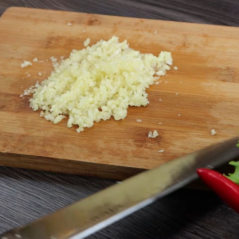 Bước 1 Xay nhuyễn tỏi Cách làm sốt trộn cơm Hàn Quốc