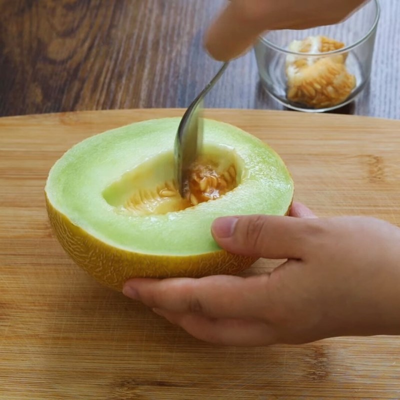 Bước 2 Sơ chế dưa lưới Bánh mousse dưa lưới