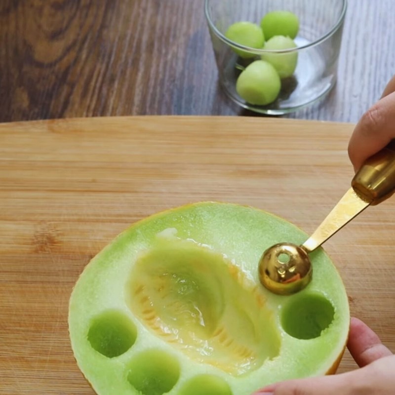 Bước 2 Sơ chế dưa lưới Bánh mousse dưa lưới