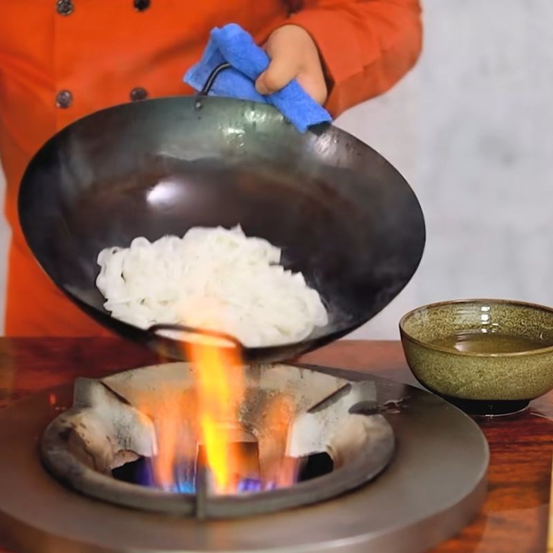 Bước 5 Áp chảo hủ tiếu Hủ tiếu xào người Hoa