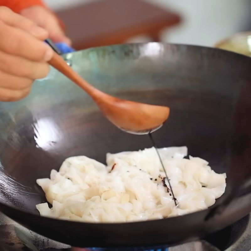 Bước 5 Áp chảo hủ tiếu Hủ tiếu xào người Hoa