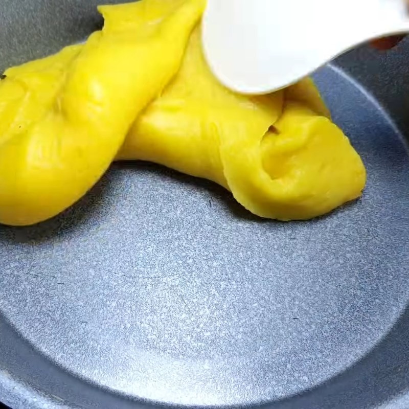 Bước 3 Sên nhân đậu xanh Bánh in đậu xanh