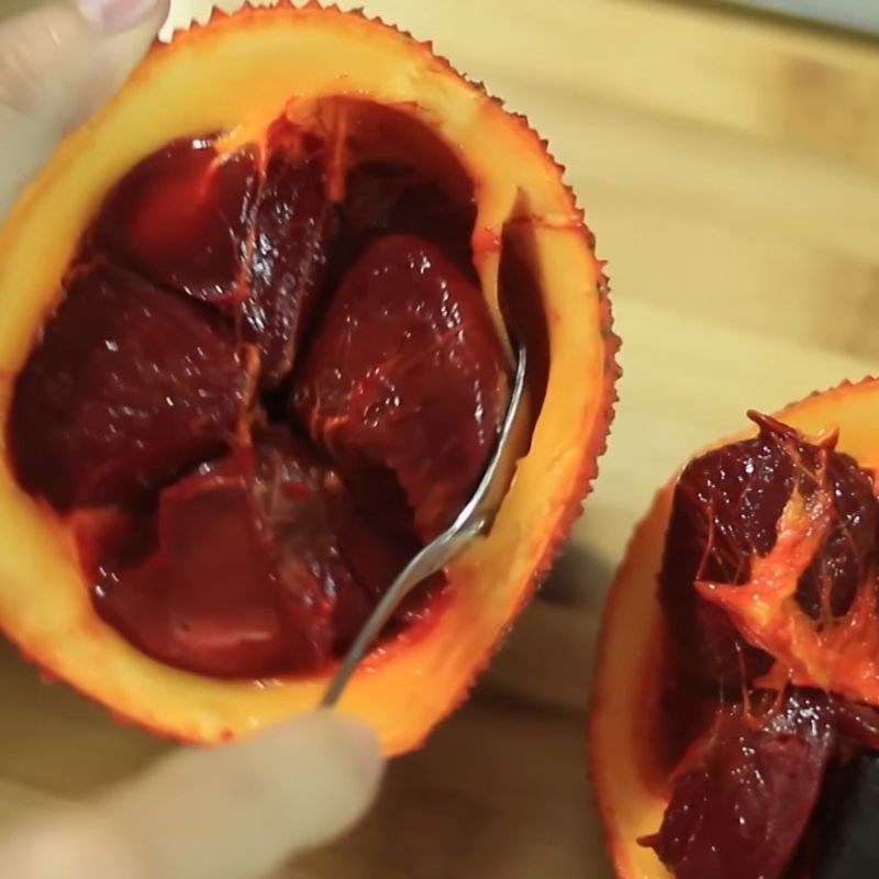 Bước 1 Bóc múi gấc Dầu gấc