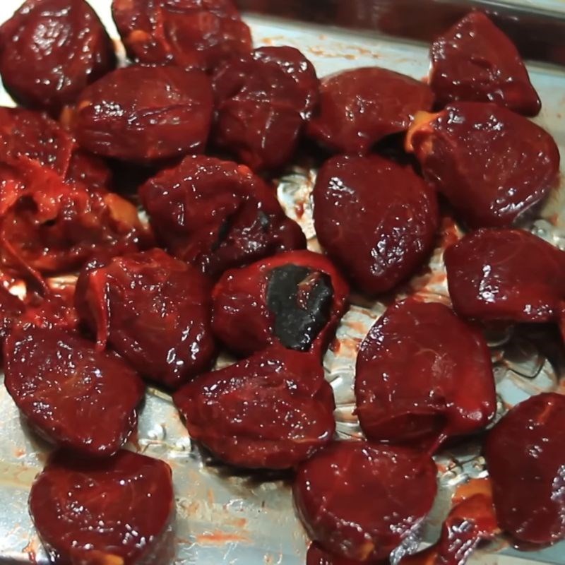 Bước 1 Bóc múi gấc Dầu gấc