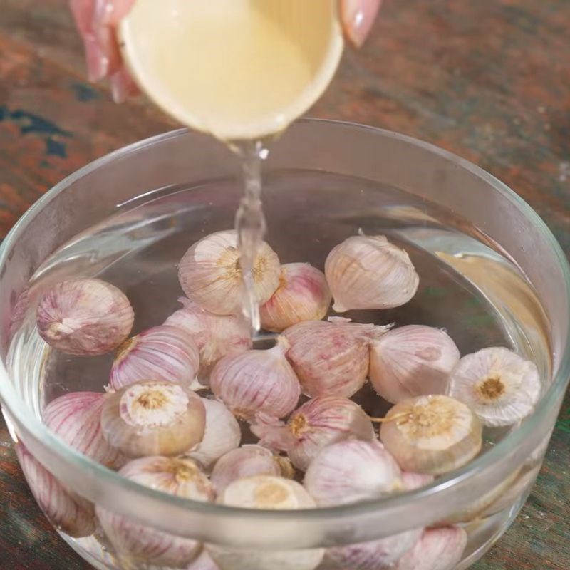 Bước 1 Bóc vỏ tỏi Tỏi confit
