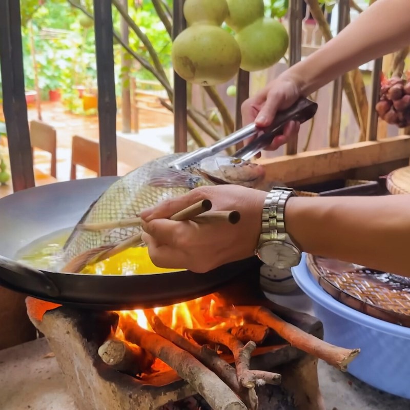 Bước 2 Chiên cá tai tượng Cá tai tượng chiên xù cuốn bánh tráng