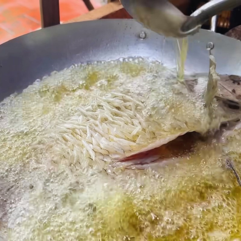 Bước 2 Chiên cá tai tượng Cá tai tượng chiên xù cuốn bánh tráng