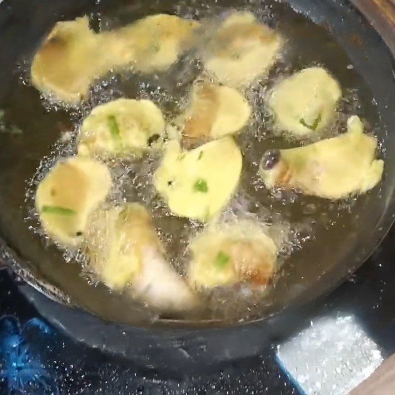 Bước 2 Chiên đuông dừa Đuông dừa tẩm bột chiên giòn