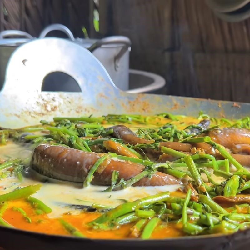 Bước 6 Cho nước cốt dừa nhất vào Lươn um rau ngổ