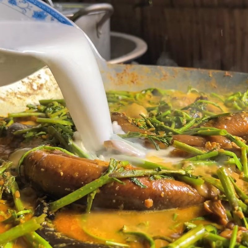 Bước 6 Cho nước cốt dừa nhất vào Lươn um rau ngổ