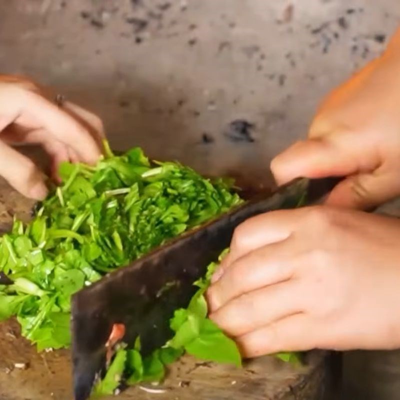 Bước 5 Cho rau cải non vào sau cùng Canh bon