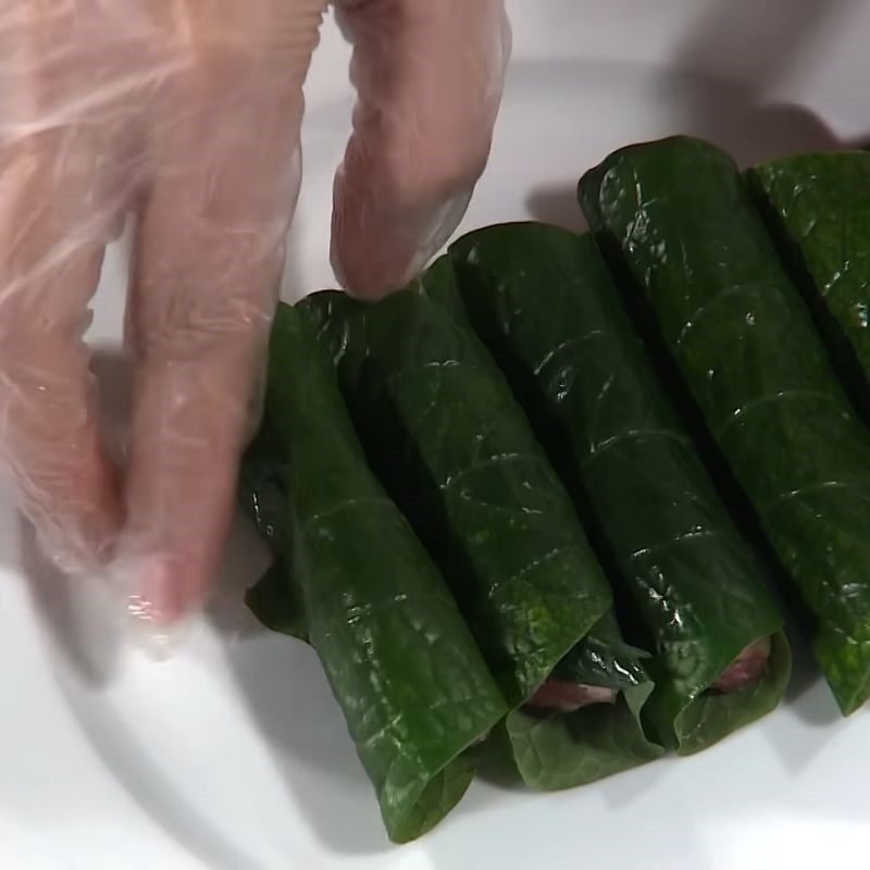 Bước 2 Cuốn lá lốt Bò chiên lá lốt