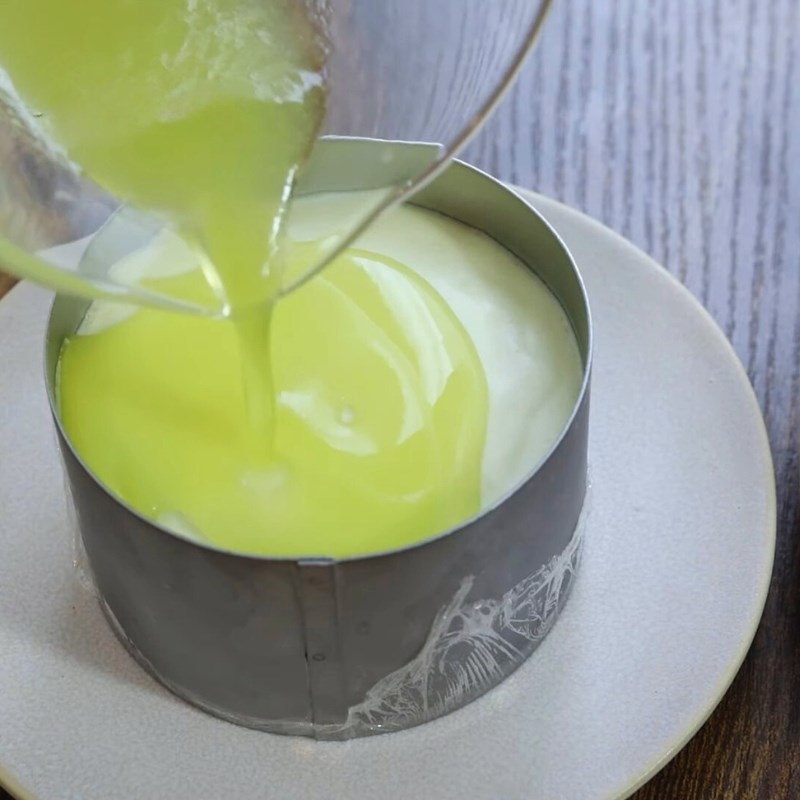 Bước 5 Đổ khuôn và tạo lớp Bánh mousse dưa lưới