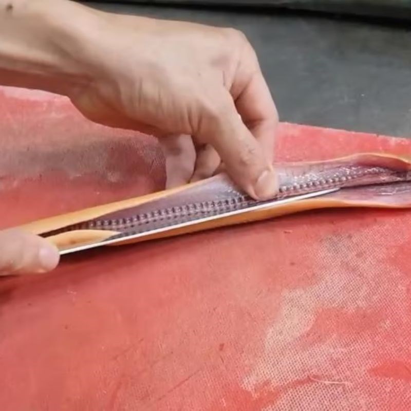 Bước 1 Làm sạch lươn Lươn um lá cách