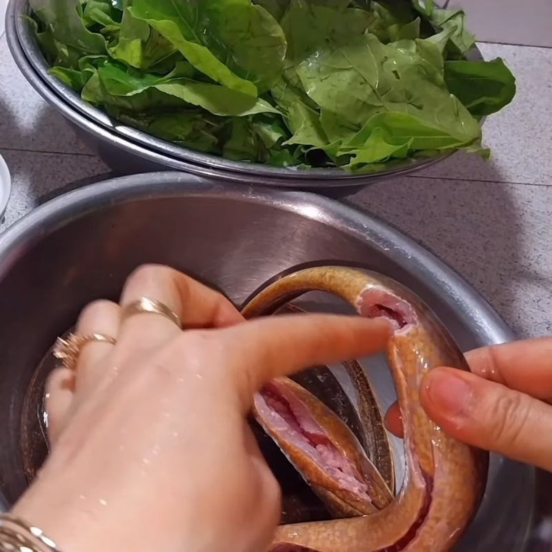 Bước 1 Làm sạch lươn Lươn um lá cách