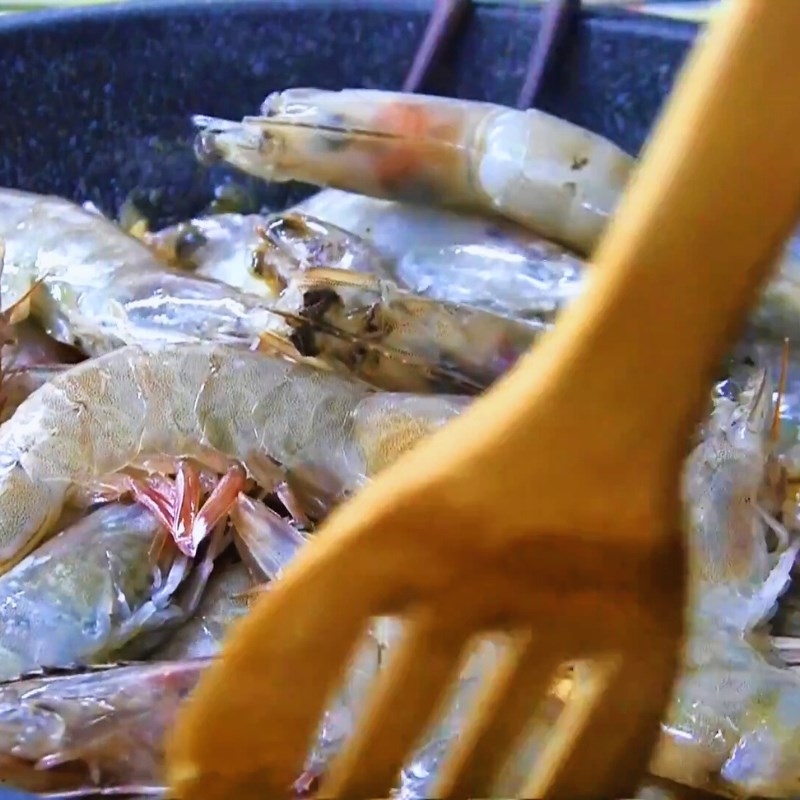 Bước 3 Làm tôm rim bơ tỏi Tôm rim bơ tỏi