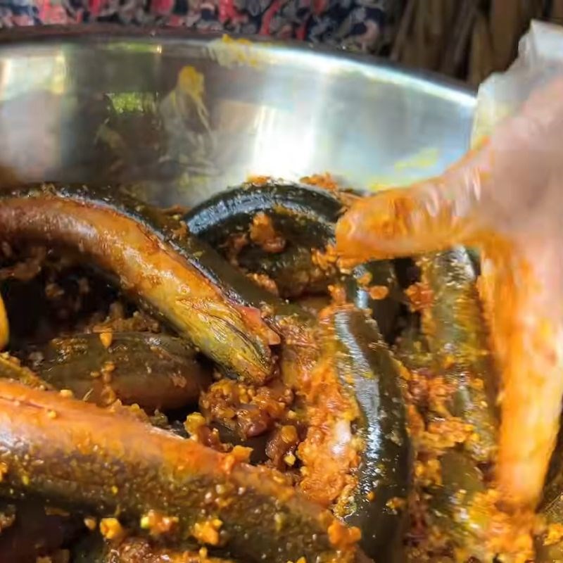 Bước 3 Ướp lươn Lươn um rau ngổ