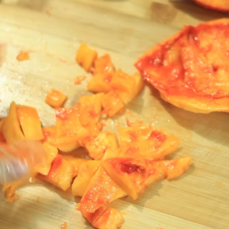 Bước 2 Lấy thịt gấc Dầu gấc