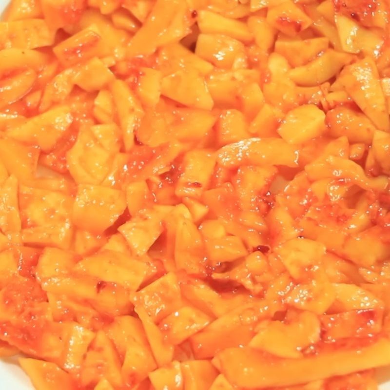 Bước 2 Lấy thịt gấc Dầu gấc