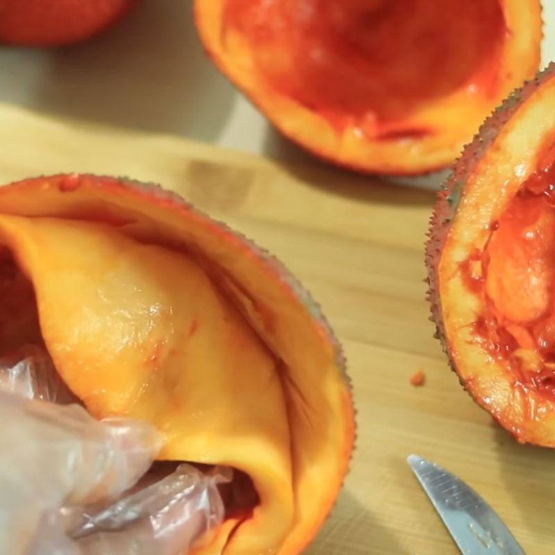 Bước 2 Lấy thịt gấc Dầu gấc