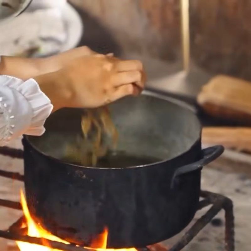 Bước 2 Luộc da trâu Canh bon