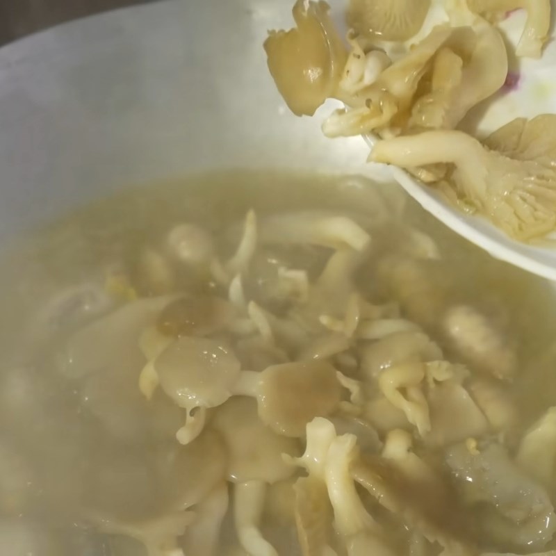 Bước 2 Nấu canh kê gà Canh kê gà nấu nấm