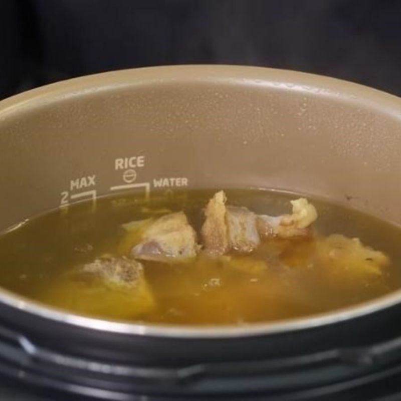 Bước 2 Nấu nước dùng Hủ tiếu xào người Hoa