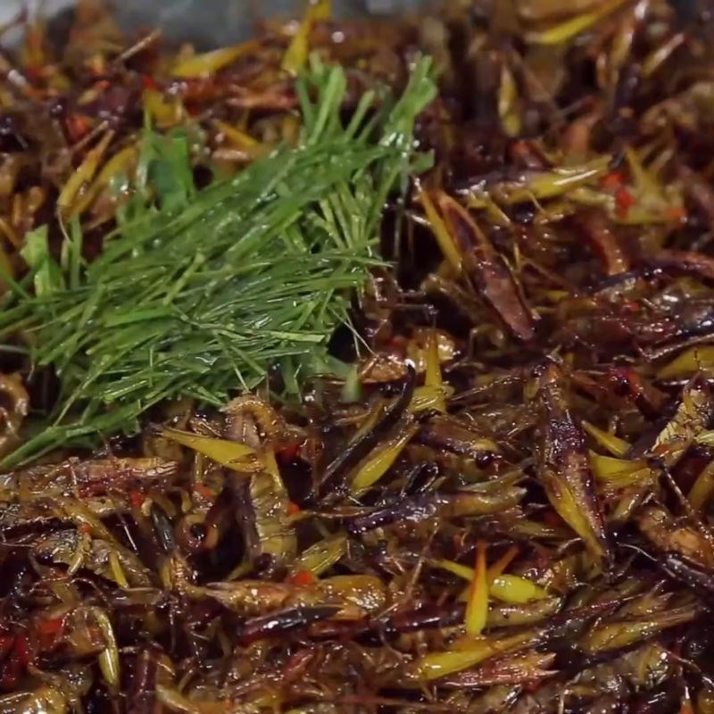 Bước 2 Nêm nếm Châu chấu rang lá chanh