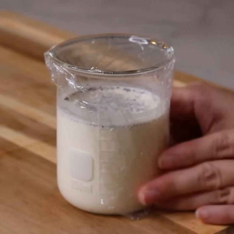 Bước 1 Ngâm kem tươi với trà ô long Bánh ô long nhài nhãn