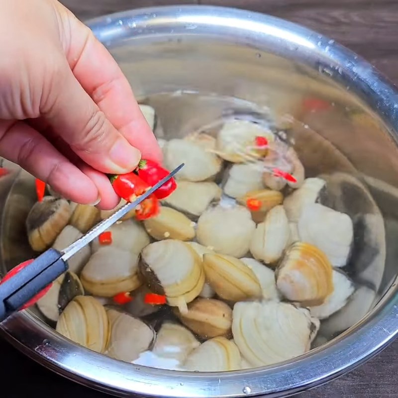 Bước 1 Ngâm vào sơ chế ngao Ngao sốt bơ tỏi