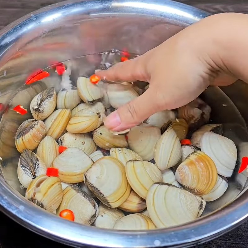 Bước 1 Ngâm vào sơ chế ngao Ngao sốt bơ tỏi