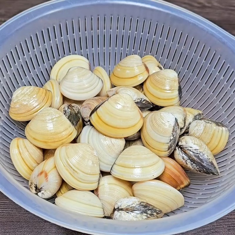 Bước 1 Ngâm vào sơ chế ngao Ngao sốt bơ tỏi