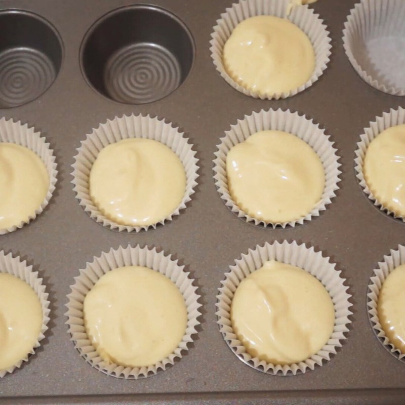 Bước 4 Nướng bánh Cupcake bông lan trứng muối