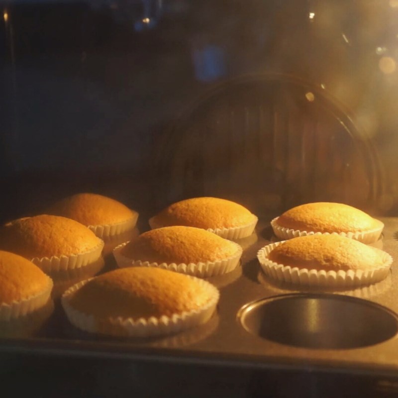 Bước 4 Nướng bánh Cupcake bông lan trứng muối