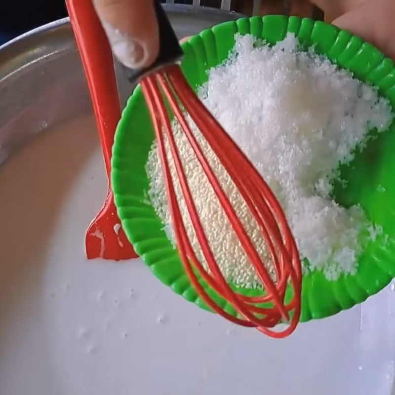 Bước 1 Pha bột Bánh bầu Sóc Trăng
