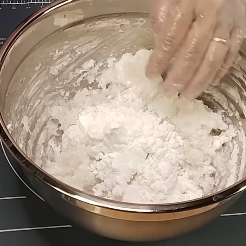 Bước 3 Pha bột và nhồi bột Bánh xếp người Hoa
