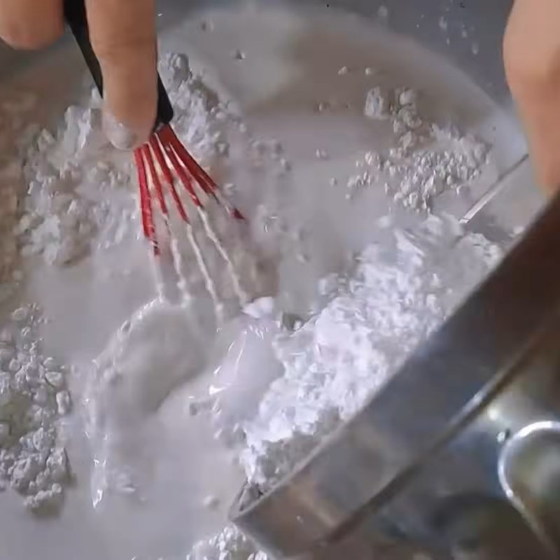Bước 1 Pha bột Bánh bầu Sóc Trăng