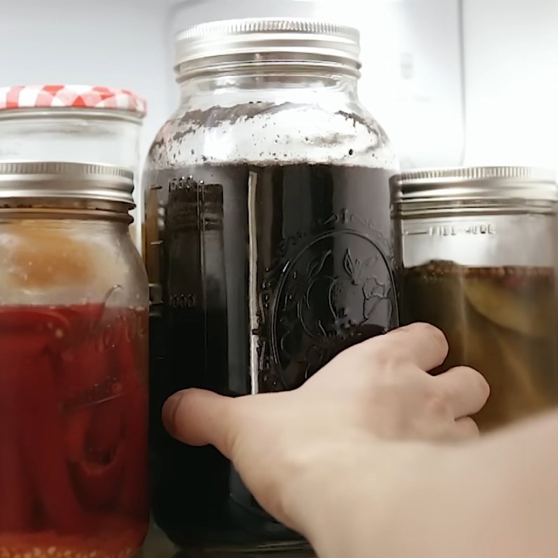 Bước 1 Pha hoàn toàn bằng nước lạnh Cà phê ủ lạnh (coffee cold brew)