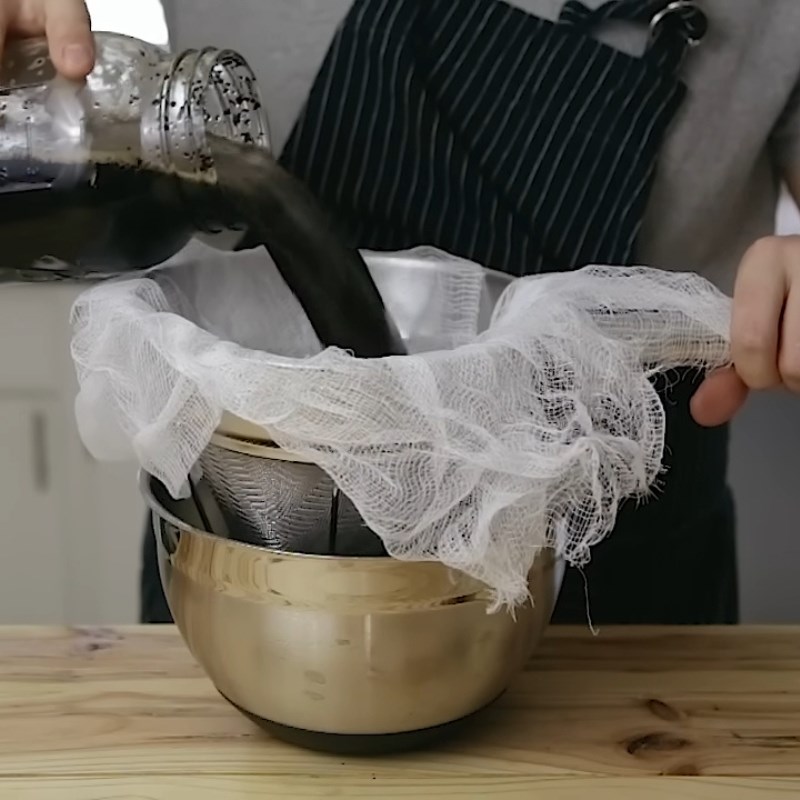 Bước 1 Pha hoàn toàn bằng nước lạnh Cà phê ủ lạnh (coffee cold brew)
